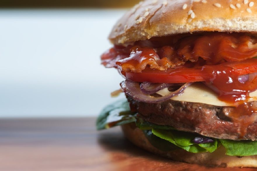 lekerer amerikanischer Burger wie beim FC Köfte Burger mit leckeren türkischen und amerikanischen Essen wie Döner tasche oder Köfte mit Lieferservice in Brandenburg an der Havel.